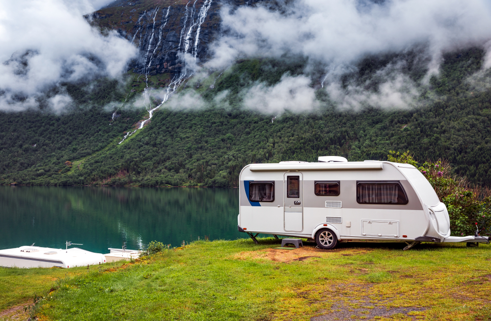 Une caravane à remorque posée au bord d'un lac